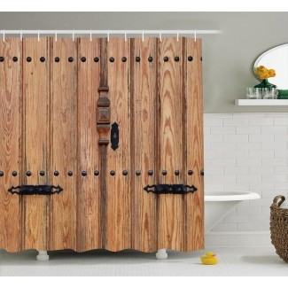  Puerta de madera con cortina de ducha con detalles de hierro 