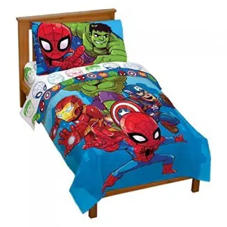  Jay Franco Marvel Avengers Heroes Amigos Juego de cama para niños pequeños de 4 piezas - Juego de cama de microfibra súper suave - Características de la ropa de cama Capitán América, Hulk, Iron Man y Spiderman (producto oficial de Marvel) 