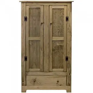  Armarios altos de madera con puertas y estantes. .. 