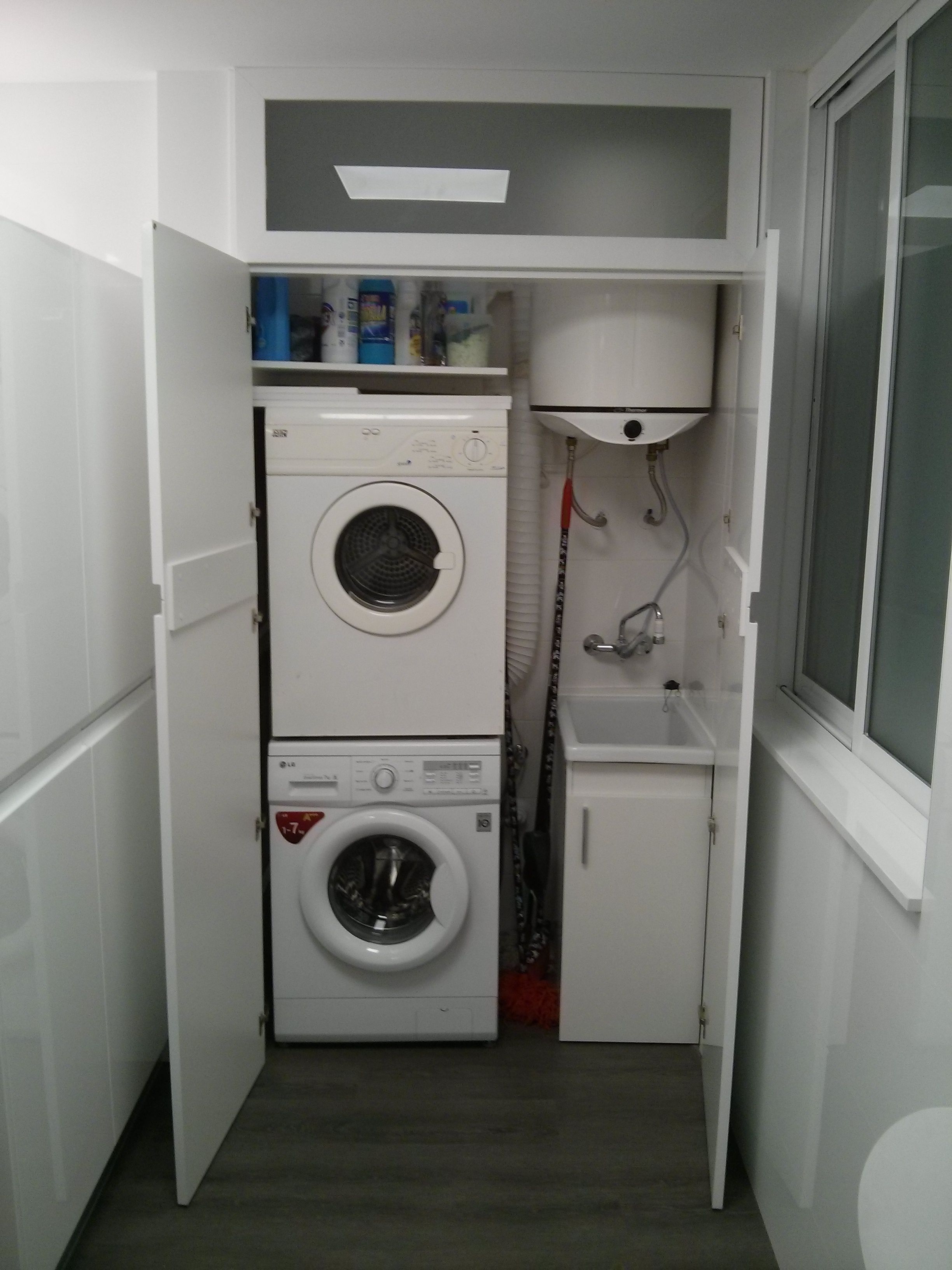 interior lavadero oculto … | Armario para lavadora ...