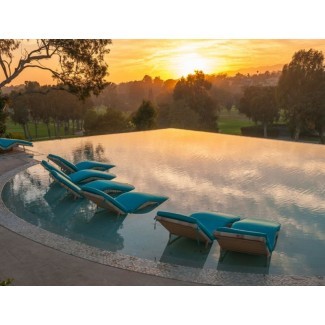  Sillas de piscina de lujo para un oasis de salón de verano 