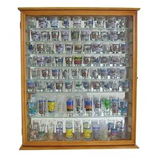  110 Shot Glass Display Case Holder Cabinet Shadow Box, puerta con bisagras, madera maciza, acabado en roble (SC09-OA) 