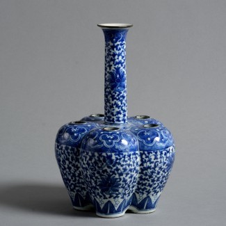  Tulipán de porcelana azul y blanca de la dinastía Qing del siglo XIX 