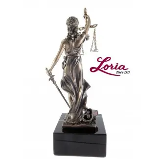  Estatua de Lady Justice con balanza de la justicia @ Premios Loria 