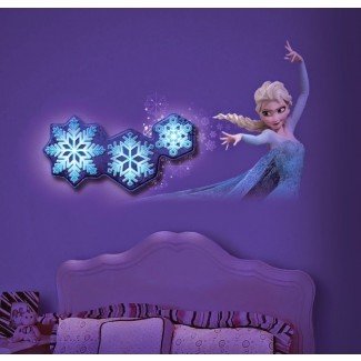  Qué adorable es esta decoración de habitación Frozen de @UncleMilton ... 