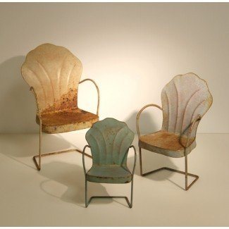  Juego de tres sillas de jardín de metal vintage en miniatura 