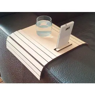  Mesa de brazo de sofá de madera cortada con láser, bandeja de televisión con soporte 