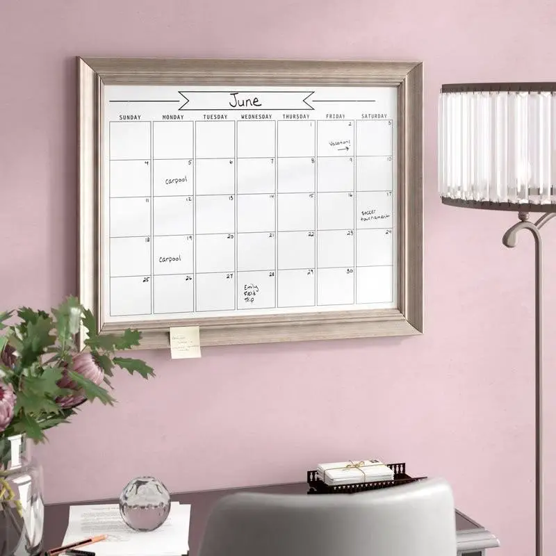  Calendario de borrado en seco montado en la pared 