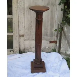  Pedestal alto de madera con pedestal redondo superior 
