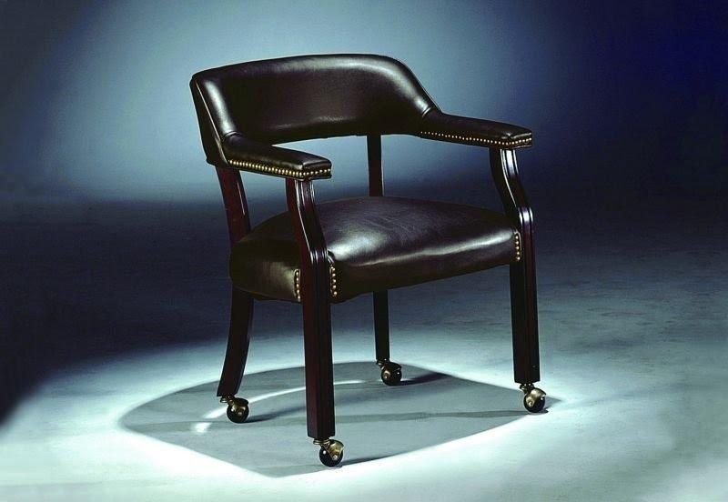 Silla Captain ADF negra con ruedas, vinilo y madera de cerezo
