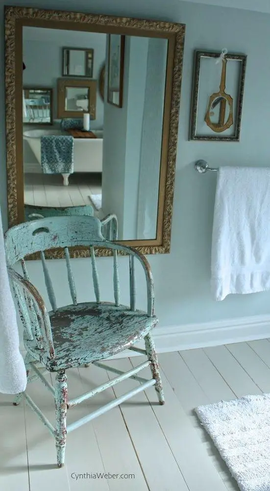 Pintura agrietada y espejos dorados para un baño de inspiración vintage