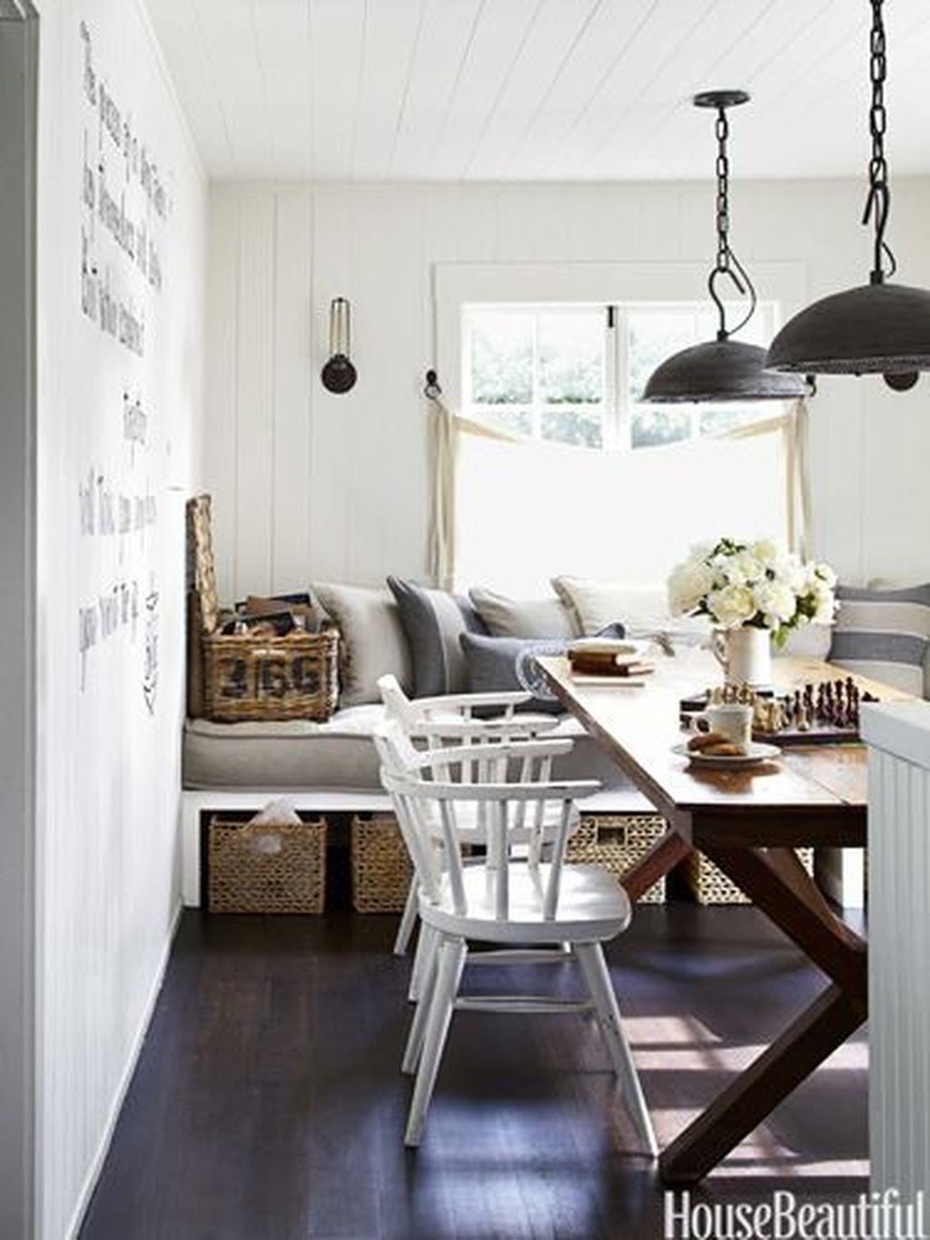 Use una banqueta para sentarse extra en la mesa del comedor